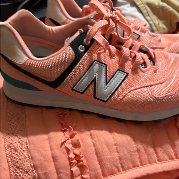 New‎ Balance Women's Shoes in Peach and Black - Picture 2 of 4